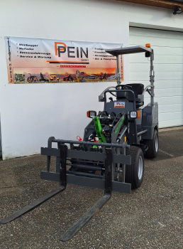 Elektro Hoflader L1150e mit Schaufel und Staplerzinken